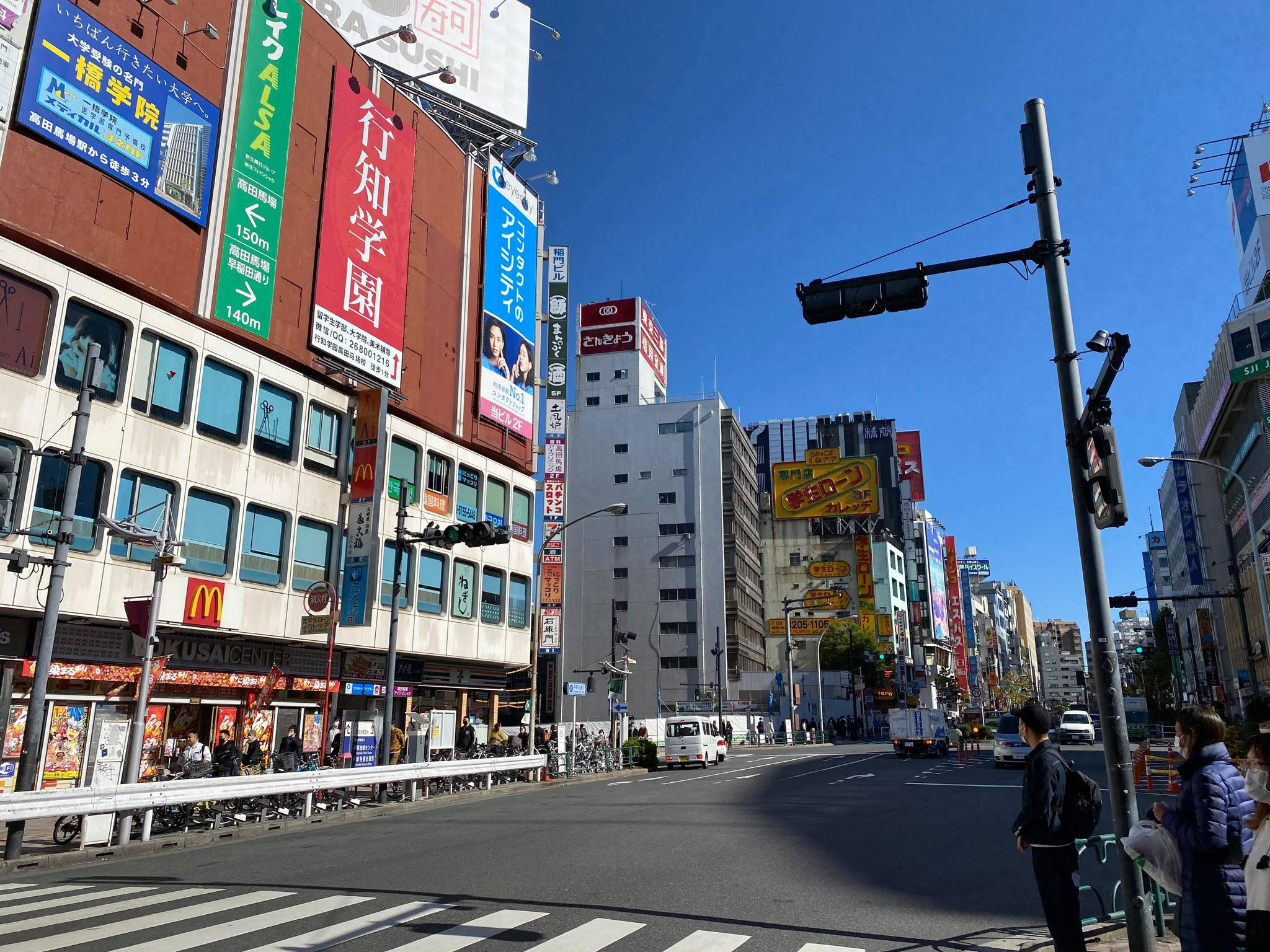 JR山手線／西武新宿線　高田馬場駅早稲田口を出て右に行きます。