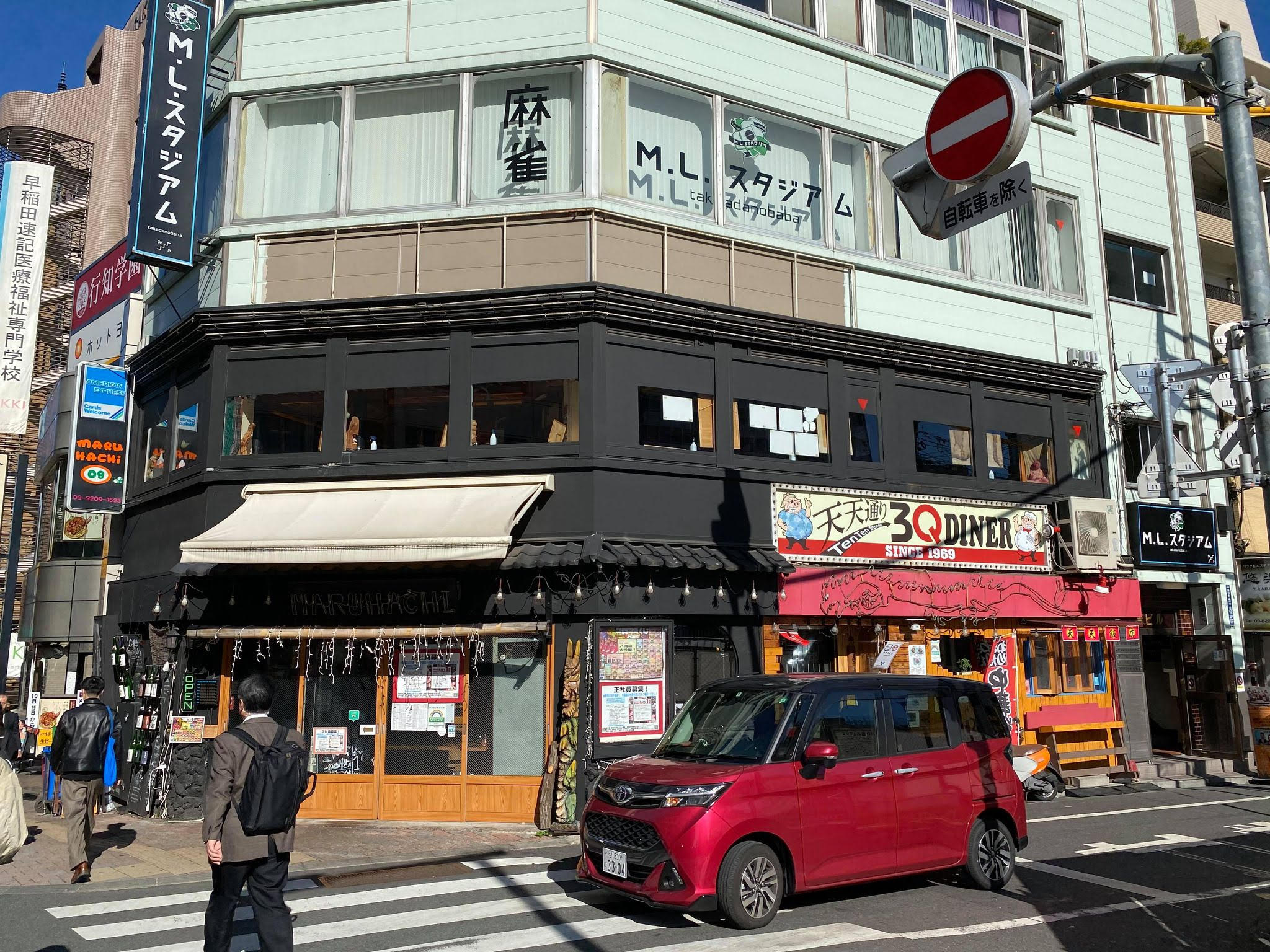 その交差点の道路を渡り、左へ坂を下っていきます。 