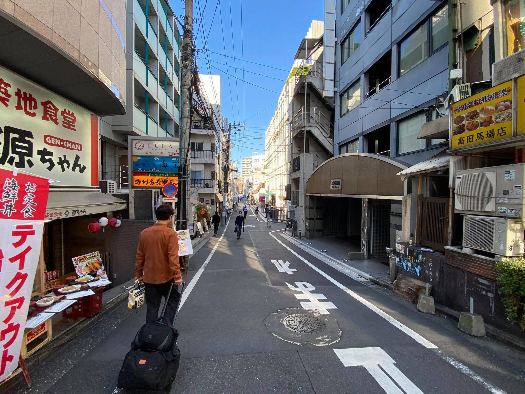 裏馬場の隠れ名店として話題の「vivo daily stand」さんを右手に見つつ、まだ歩いていきます。